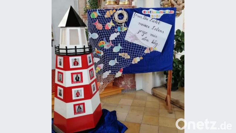 In Anlehnung an das Motto der Erstkommunionfeier und der Vorbereitungen hatte die Familie Korndörfer einen stattlichen Leuchtturm gebaut, der den Gottesdienst in der Pfarrkirche bereicherte. Bild: Sabine Schiml/exb