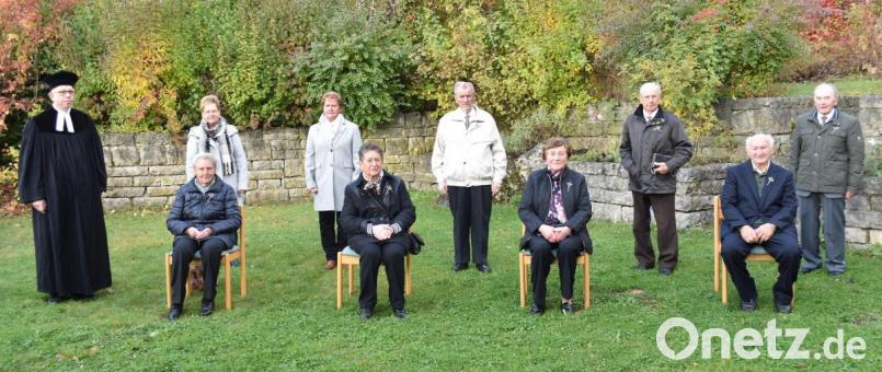 Sechs eiserne und drei diamantene Jubilare mit Pfarrer Thomas Schertel im Pfarrgarten. Bild: no