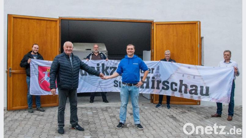 Der Musikzug hat seinen neuen Lagerraum unter der Tribüne des Festspielvereins bezogen. Altbürgermeister Hans Drexler (vorn links) überreicht den Schlüssel an Maximilian Stein (vorn rechts). Außerdem gibt es für den Musikzug eine freudige Überraschung. Markus Nagler (hinten rechts) spendiert ein Banner. Mit im Bild (hinten, von links): Dirigent Wolfgang Vögele, NBMB-Kreisvorsitzender Werner Stein und Schatzmeisterin Erika Weidner. Bild: u