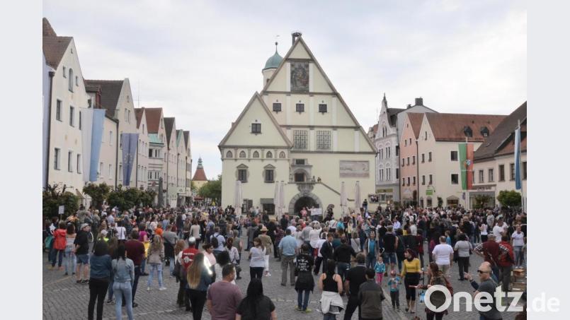 Die bisher größte Corona-Demo der Stadt: Rund 300 Gegner der Schutzmaßnahmen protestieren im Mai vor dem Alten Rathaus für &quot;Grundrechte&quot;. Masken tragen die wenigsten. Archivbild: Helmut Kunz