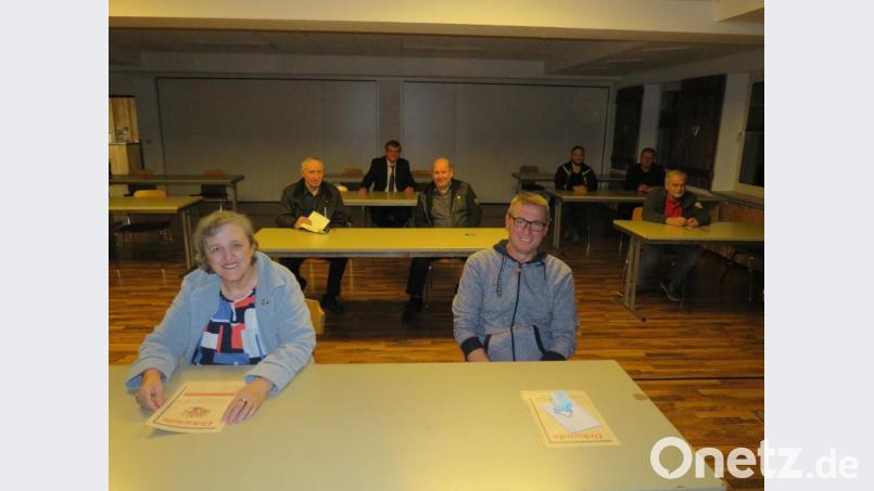 In gebührendem Abstand saßen die Jubilare des SKV Weiden und Umgebung. Vorsitzender Hans Kneissl (hinten, links) freute sich besonders, Barbara Kraus (vorne, links) die Urkunde für die Ehrenmitgliedschaft zu überreichen. Bild: adj