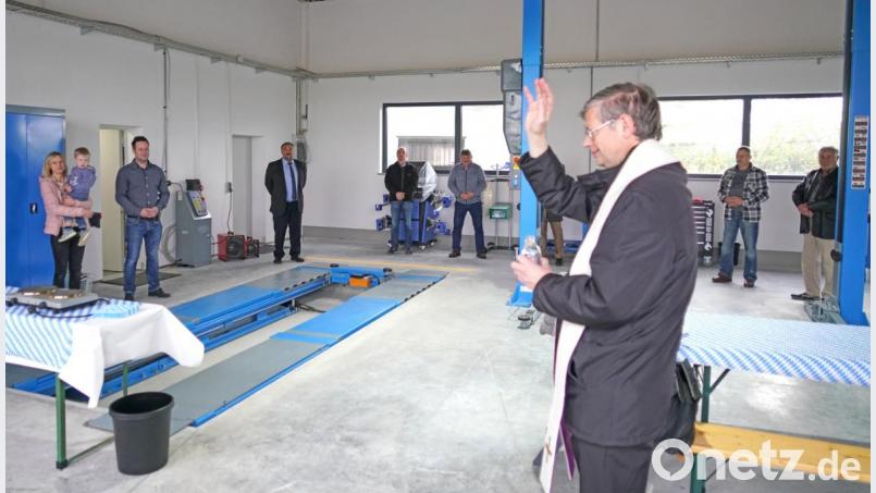 Pfarrer Norbert Götz segnet den neuen Kfz-Meisterbetrieb Berger am Maienfeld. Bild: fvo