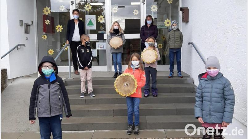 Bei der Siegerehrung der Grundschule Raigering zum Sonnenblumen-Wettbewerb. Bild: Gerda Eiber/exb