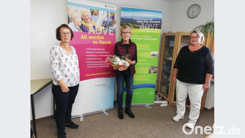 Monika Hager (links), Projektleiterin der AOVE-Koordinationsstelle „Alt werden zu Hause“ und AOVE-Geschäftsführerin Waltraud Lobenhofer (rechts) verabschiedete Erika Brönner (Mitte), langjährige Ideengeberin und Leiterin der Angehörigengruppe „Leben mit Demenz“, in den Ruhestand. Bild: AOVE/exb