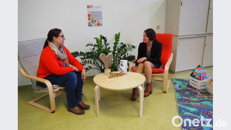 Ganz individuell wird im Berufsrückkehrerinnen-Projekt &quot;Frauen können mehr&quot; auf jede Teilnehmerin eingegangen.
So auch hier im Beratungsgespräch zwischen Projektleiterin Barbara Nickl (rechts) und Berufsrufsrückkehrerin Romina Völkl. Bild: Bühner