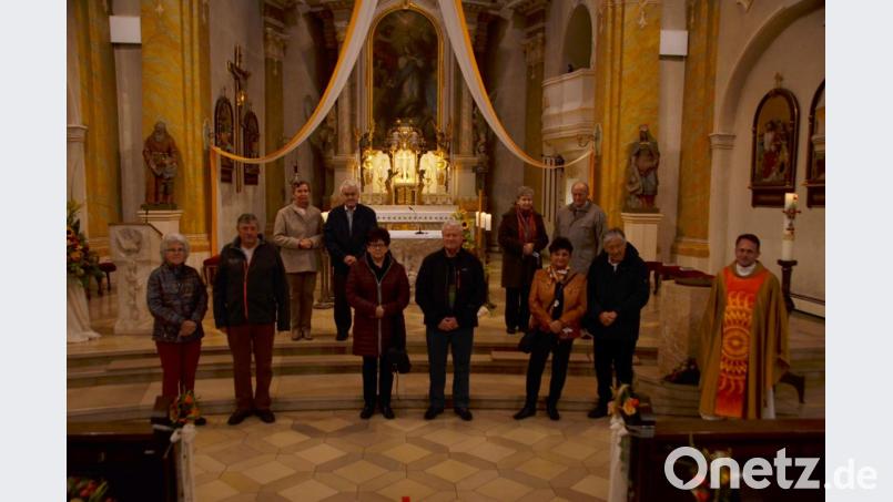 Am Sonntagabend wurden die Goldpaare mit 50 Ehejahren stellvertretend für alle anwesenden Eheleute abgelichtet. Dekan Alexander Hösl (rechts) gratulierte allen gleichermaßen herzlich. Wegen der Abstandsregeln konnten in diesem Jahr nicht alle Jubelpaare fotografiert werden. Bild: dob
