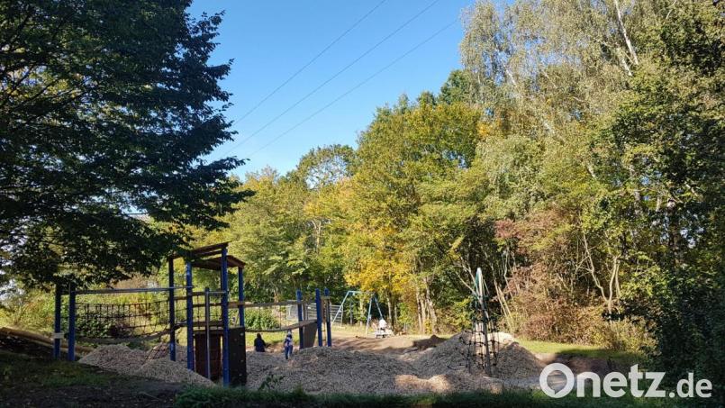 Müttertreff mit Kindern ist fast täglich im Kurpark angesagt. Auch ihre Kleinen verfolgen den Baufortschritt des Spielplatzes und würden ihn gerne schnellstmöglich in Besitz nehmen. Bild: gi