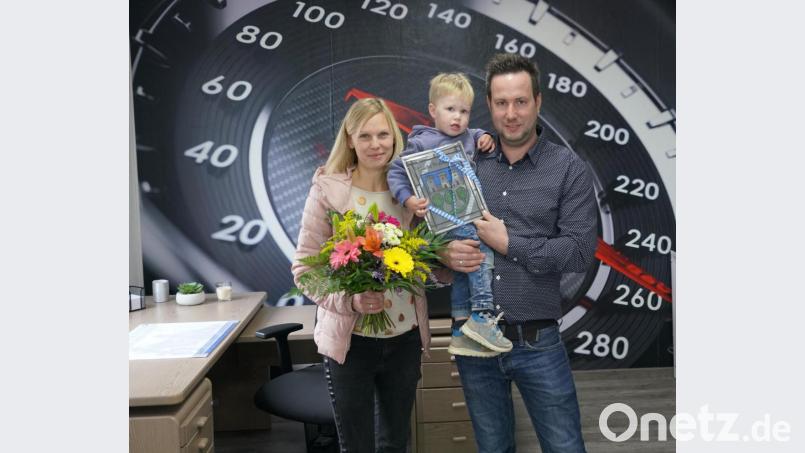 Kfz-Meister Christian Berger mit seiner Familie im neuen Büro am Maienfeld. Bild: fvo