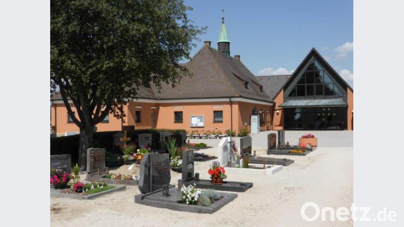 Das Friedhofsgebäude in Wiesau hat einen neuen ansprechenden Fassadenanstrich bekommen. Bild: Gemeinde Wiesau/exb