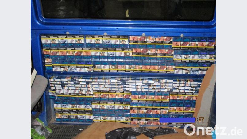 Der Zoll hat Zigarettenschmuggler gestoppt und ein Versteck der Zigaretten in der Seitenverkleidung des Fahrzeugs entdeckt. Bild: Hauptzollamt Regensburg