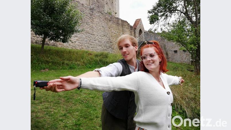 Daniel Adler und Ingrid Schramm sind ein eingespieltes Team: Die beiden leisten ihren Bundesfreiwilligendienst beim Ovigo-Theater-Verein Oberviechtach und spielen dabei selbst vor Publikum – so wie hier auf der Burg Murach in Oberviechtach. Bild: Florian Wein/exb