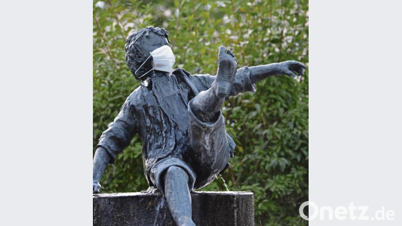 Ein Scherzbold hat auch dem Kunstwerk „Schulschwänzer“ vor der Mittelschule in Erbendorf einen Mund-Nase-Schutz verpasst. Bild: Benkhardt