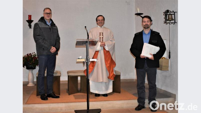 Martin Schmid (rechts) wird für sein 25-jähriges Engagement als Ministrant ausgezeichnet. Pfarrer Bernhard Müller und Kirchenpfleger Frank Neubauer (links) danken. Bild: rgr