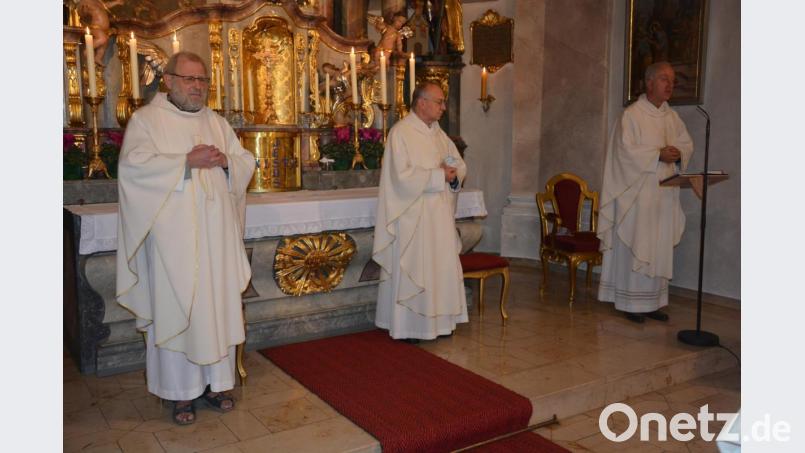 Pfarrseelsorger Pater Benedikt Leitmayr mit Ambergs Stadtpfarrer Ludwig Gradl und Generalvikar Michael Fuchs (von links). Bild: jr