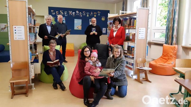 Die Marktbücherei Floß mit Leiterin Gisela Kreisel (stehend, rechts) unterstützt den Aufbau der Schulbücherei, für den Lehrerin Claudia Hofmann (links) zuständig ist. Bild: Lowak
