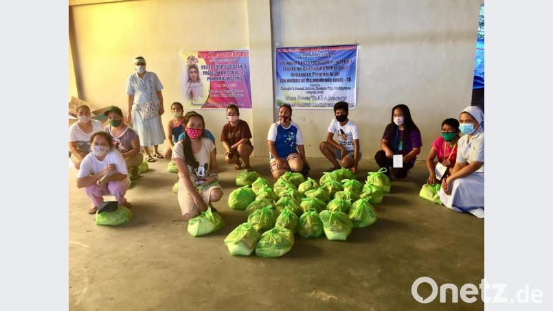 Zigtausende Tagelöhner auf den Philippinen haben wegen strikter Corona-Lockdowns nicht mal mehr dieses kärgliche Einkommen. Ihre Familien leiden teils Hunger, weshalb auch Lebensmittelhilfe wieder nötig wird, die die Projekthilfe mit Unterstützung des Ordens von Schwester Lani, einem häufigen Partner vor Ort, gerecht zu verteilen versucht. Bild: Marilou Amann/exb