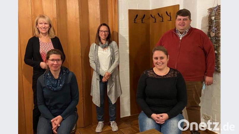 Den Vorsitz im Förderverein der Kindertagesstätte St. Vitus Illschwang führen weiter (sitzend, von links) Reegine Pesold und Christina Kinast. Mit im Bild (stehend, von links) Bürgermeisterin Brigitte Bachmann, Schriftführerin Irene Hollweck und Bürgermeister Dieter Dehling. Es fehlt die neue Kassiererin Ramona Dehling. Bild: no