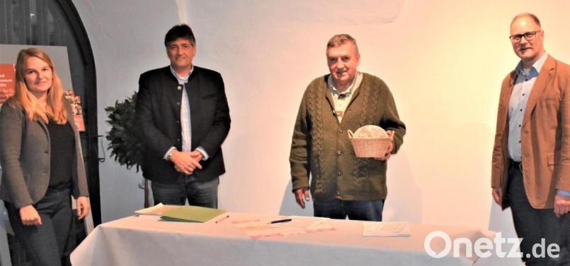 Der Vorsitzende des Brotbackvereins Edgar Knobloch (Zweiter von links), sein Stellvertreter Hans Speckner (mit Brot) und Schatzmeisterin Melanie Richter (links) geben bei der Jahreshauptversammlung Auskünfte über das vergangene Jahr. Mit auf dem Bild ist Schriftführer Frank Neubauer (rechts). Bild: rgr