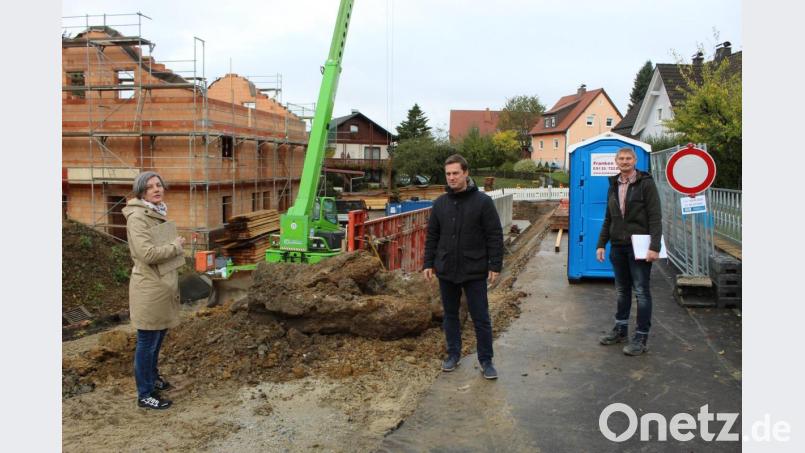 Jour fixe auf der Baustelle mit Bürgermeister Wolfgang Söllner (MItte) und Architektin Maja Ruesch vom Ingenieur-Büro Wittmann aus Marktredwitz sowie dem Bauleiter der Firma Bauer. Bild: soj