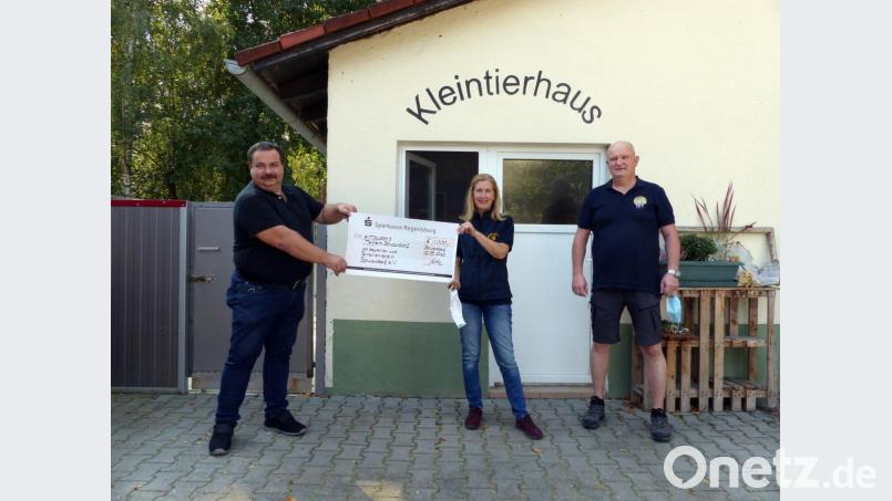 Vorsitzender Mathias Rothe (rechts) überreichte zusammen mit Schriftführer Manfred Musil (links) einen Scheck über 1000 Euro an das Tierheim. Bild: Dieter Kick/exb