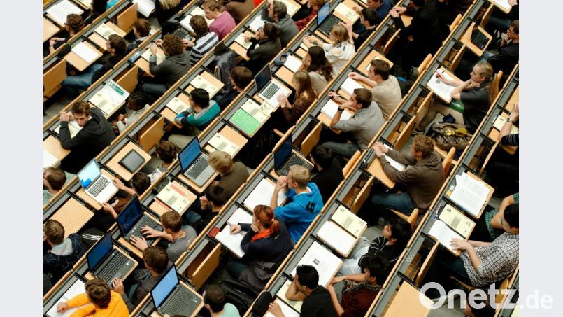 Studenten sitzen in einem großen Hörsaal der Technischen Universität München. (TUM). Archivbild: Peter Kneffel