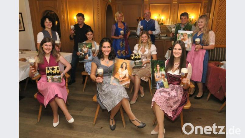 Gemeinsam mit dem Fotografen und dem Herausgeber präsentierten die Models den &quot;wahrscheinlich schönsten Weißbierkalender der Welt&quot;. Bild: Hirsch