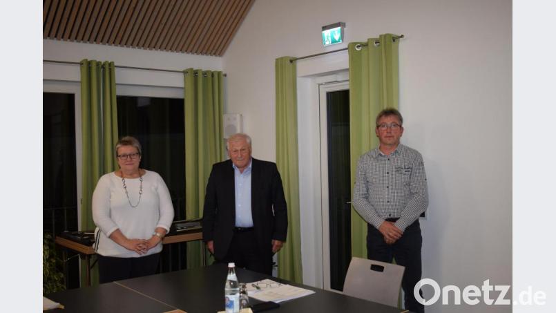 Auch nach der Wahlwiederholung bleibt in der Gemeinde Guteneck alles beim alten. An der Spitze steht Bürgermeister Johann Wilhelm (Mitte). Zur Zweiten Bürgermeisterin wurde Anita Bauer (links) und zum Dritten Bürgermeister Wolfgang Blödt (rechts) gewählt. Bild: bnr