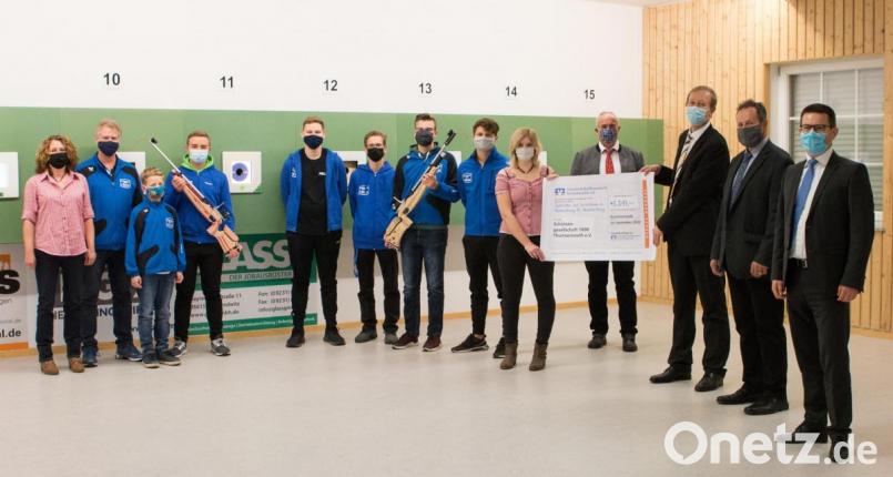 Die Jugend mit ihren Trainern nahmen mit Freude die Spende aus dem Crowdfunding-Projekt entgegen. Von rechts: Regionalmarktleiter Christian Pöll, Harald Birk und Thomas Wenning (VR-Bank Filiale Krummennaab), Vorstand Horst Bauer, Jugendleiterin Carina Roth und die Jugendschützen mit ihren Trainern. Bild: nza