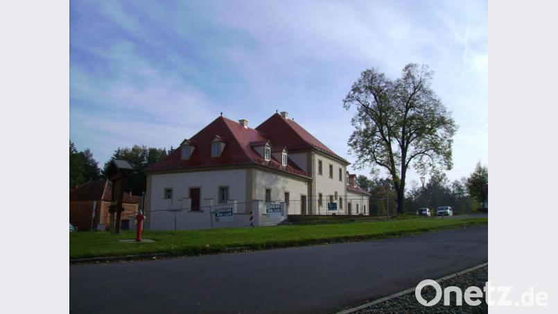 Dem teilweise noch recht baustellenmäßigen Umfeld des Meierhof-Hauptgebäudes will die Gemeinde eine Verschönerungskur angedeihen lassen und hofft hierfür auf Städtebaufördermittel. Das einstige "Memory" sei für Hochzeiten, Sitzungen und Seminare sehr gefragt, freut sich Bürgermeisterin Carmen Pepiuk. Damit das so bleibe, müsse auch das "Drumherum" stimmen. Bild: bjp