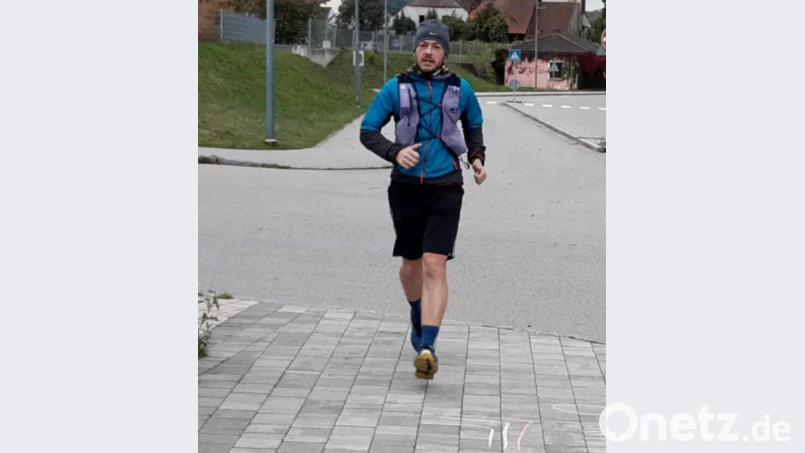 Den Endpunkt der Strecke vor Augen: Nach fast siebeneinhalb Stunden Lauf erreichte Martin Neudecker das Ziel an der Regentalhalle in Nittenau. Bild: eib
