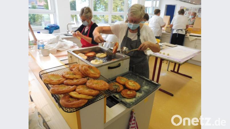 Geschick und Fingerfertigkeit sind beim Küchelbacken des Hahnbacher Frauenbunds gefordert. Bild: ibj