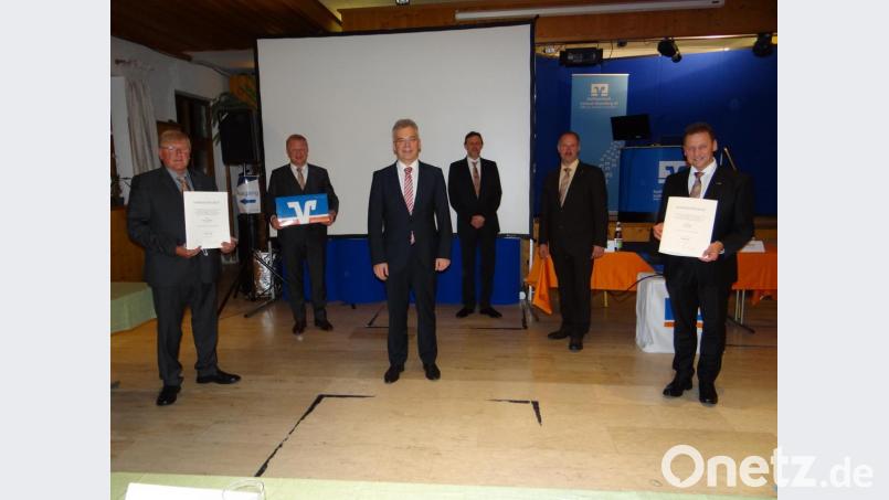 Bei der Ehrung (von links): der verabschiedete Aufsichtsrat Günter Pilhofer, Vorstandsmitglied Martin Sachsenhauser, GVB-Vorstandsmitglied Alexander Büchel, Aufsichtsratsvorsitzender Dieter Heldrich, der wiedergewählte Aufsichtsrat Jürgen Bodendörfer und Vorstandsmitglied Erich Übler Bild: Raiffeisenbank Sulzbach-Rosenberg