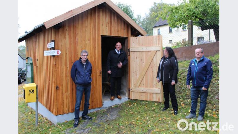 Harald Kolitsch vom Bauhof, Oberbürgermeister Oliver Weigel, Maria Magdalena Stöckert vom Bauamt und Bauhofleiter Roland Sommer (von links) freuen sich über das renovierte Waaghäuschen in Manzenberg. Bild: fphs