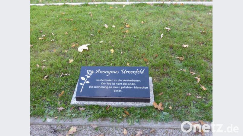 Das anonyme Urnenfeld ziert eine Steintafel mit Inschrift. Bild: Gemeinde Wiesau/exb