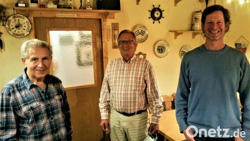 Für das Foto halten (von links) Kassier Alfons Speckner, Vorsitzender Manfred Lilla und sein Vize Thomas Leicht Abstand, aber zum Wohl von Schall’ke 62 wollen sie weiter eng zusammenarbeiten. Bild: Jürgen Delle/exb
