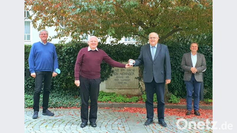 Zur Ehrung für 30 Jahre Betriebszugehörigkeit gratulieren dem Jubilar Markus Friedrich (Zweiter von links) Hans-Joachim Grajer, Lothar Höher und Diakon Karl Rühl (von links). Bild: Diakonie