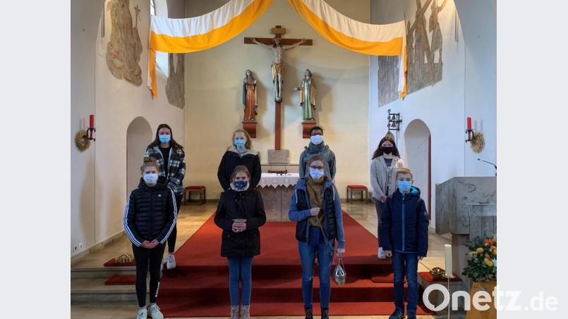 Kaplan Justin Kishimbe nahm sich viel Zeit mit den Ministranten beim fachgerechten Umgang mit dem Weihrauchfass. &quot;Unsere Minis übernehmen eine wichtige Funktion beim Gottesdienst&quot;, lobte und dankte der Geistliche den Jugendlichen zugleich. Bild: mez
