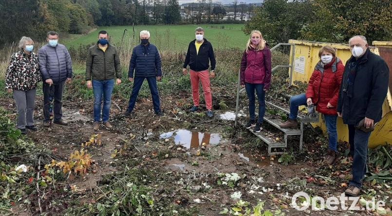 Der Grüngutcontainer versinkt nahezu im Morast. Bild: R. Kreuzer