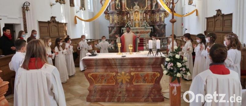 Um den Altar versammelt, empfangen die Kommunionkinder der Pfarreiengemeinschaft Vilseck-Schlicht-Sorghof, aufgeteilt auf vier Gruppen, zum ersten Mal das Brot des Lebens. Bild: rha