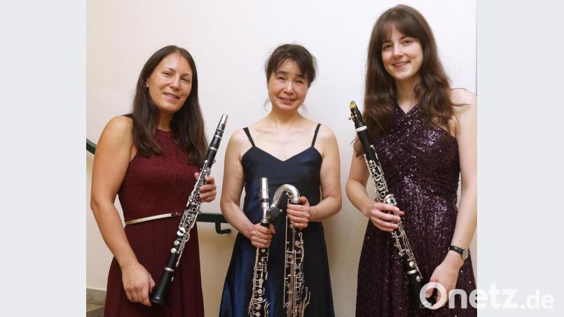 Auf ein nach langem Konzert-Verzicht voll konzentriertes Publikum treffen (von links) Sayaka Schmuck, die kurzfristig eingesprungene Rumi Sota-Klemm und Julia Puls zum Auftakt der 58. Kammermusikreihe. Bild: Wolfgang Steinbacher