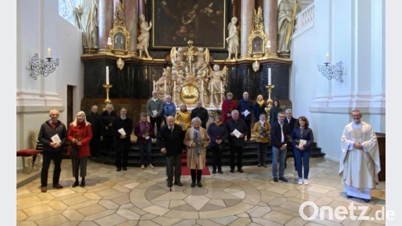 Die Ehejubilare der Pfarrei Waldsassen mit Stadtpfarrer Thomas Vogl (rechts) in der Basilika. Bild: exb