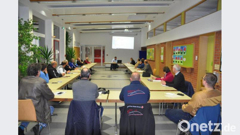 Eine lange Liste mit Veranstaltungen für 2021 haben die Vereinsvertreter mit Bürgermeister Thomas Kaufmann (vorne links) erstellt. Wie viele davon wegen Corona wirklich abgehalten werden können, wird sich erst noch zeigen. Bild: ak