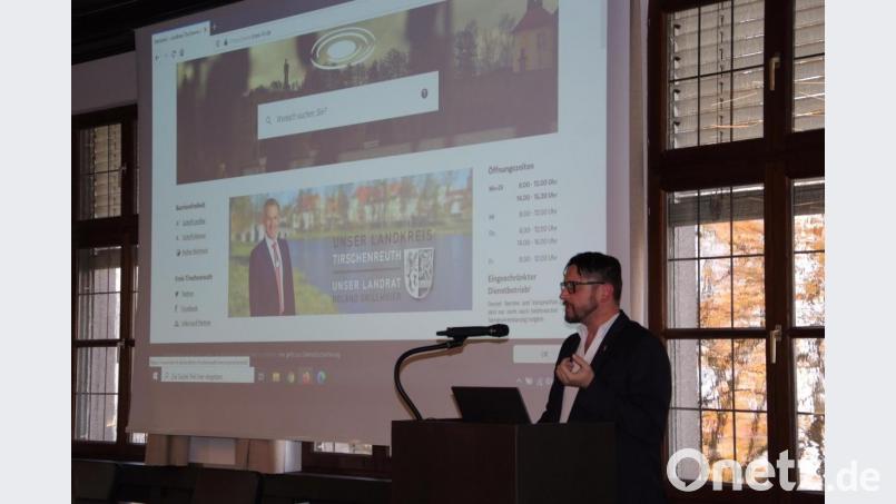 Stefan Malzer erläuterte, dass der Landkreis zunehmend digitale Informationskanäle nutzt. Bild: as