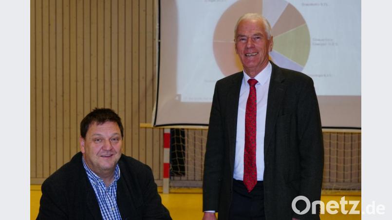 Bürgermeister Christian Ziegler freute sich, Arnold Kimmerl (rechts) als Referenten in der Schulturnhalle in Dürnsricht begrüßen zu können. Bild: nib