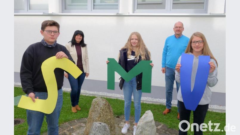 Schulleben mitgestalten und -verantworten möchten die neuen Schülersprecher Hannes Kellner, Anna Postner und Leonie Serfling (vorne, von links). Verbindungslehrerin Karin Sieber und Rektor Alexander Köstler (hinten, von links) sicherten ihre Unterstützung bei der Umsetzung verschiedener Aktionen der SMV zu. Bild: jpl