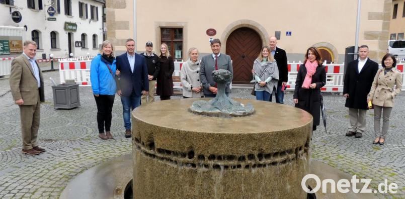 Die US-Generalkonsulin Meghan Gregonis (Dritte von rechts), IMCOM-Direktor Tommy R. Mize (Zweiter von rechts) sowie die Führungskräfte der US-Armee und deren Partnerinnen lädt Bürgermeister Edgar Knobloch (Mitte) zur Stadtbesichtigung ein. Bild: mor