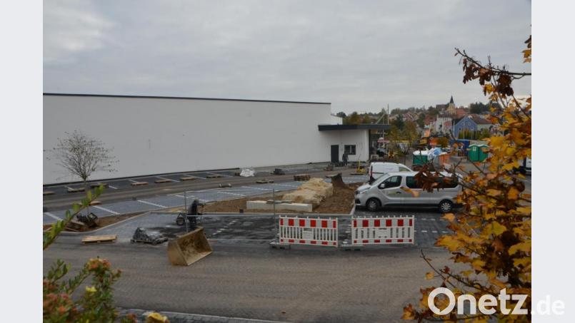 Nach fast rekordverdächtigen sechseinhalbmonatiger Bauzeit öffnen sich bald die Pforten des großzügig angelegten Lebensmittelmarktes, der das vorherige 46 Jahre alte Gebäude ablöste und neu errichtet wurde. Bild: dob