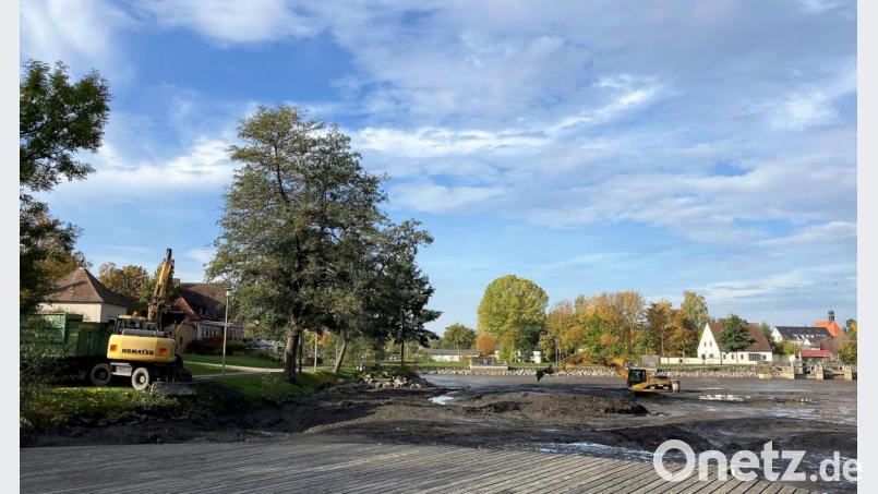 Bagger-Arbeiten werden derzeit im Kemnather Stadtweiher ausgeführt Bild: stg