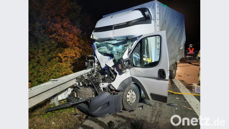 In diesem Kleintransporter war der Unfallverursacher unterwegs. Der 54-Jährige wurde bei der Kollision mit einem Sattelzug in seinem Führerhaus eingeklemmt. Bild: egl