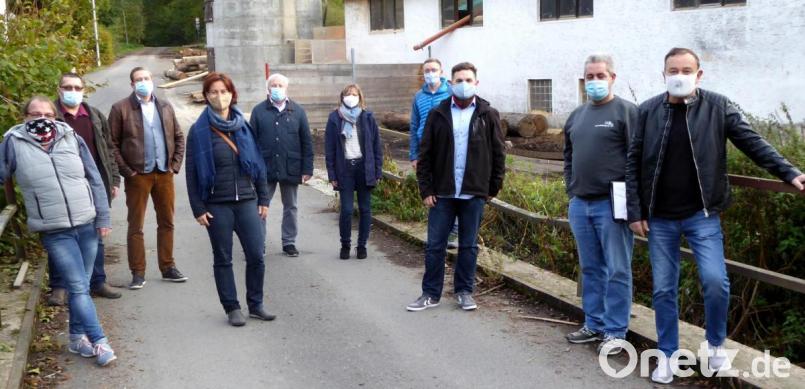 Der Bauausschuss nimmt das desolate Brückengeländer im Bergmühlweg in Augenschein. Mit dabei Geschäftsleiter Peter Forster (Zweiter von links) und das Ehepaar Michaela (links) und Marco Hausner (Zweiter von rechts). Bild: fsb
